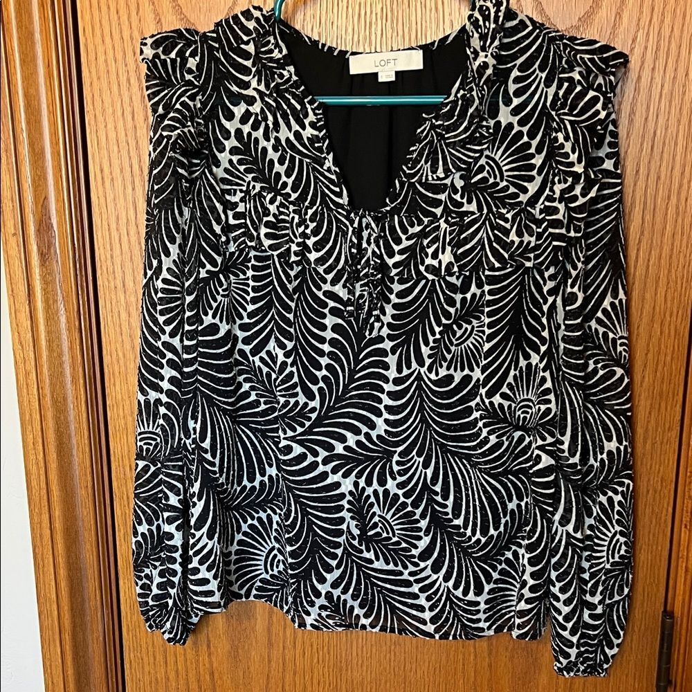 LOFT Black & White Leaf Print‎ Blouse Small Long Sleeve Ruffles Lined Textured
